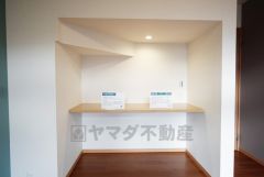 リビングスペースにはお子様の宿題スペースなどとして便利なカウンター付きです＾＾