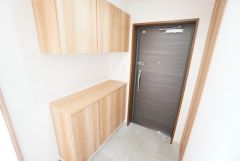 たっぷり収納できるシューズボックス付きです。家族全員の靴がきれいに整頓できます。棚の上にお花や写真を飾っても良いですね。