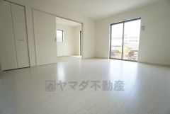 大きな掃き出し窓のあるリビングは、陽光あふれる明るい空間です。ゆったりと寛げる憩いの場となりそうです。