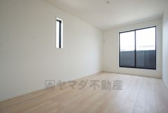 8帖。主寝室としてお使いいただけそうなこちらのお部屋は、日当たりが良く、爽やかな風を感じて起きる朝は、快適生活の始まりに。 
