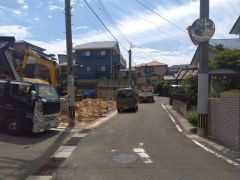 前面道路は南西側約6.4ｍの公道に面しています。