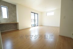 大きな掃き出し窓のあるリビングは、陽光あふれる明るい空間です。ゆったりと寛げる憩いの場となりそうです。