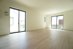 大きな掃き出し窓のあるリビングは、陽光あふれる明るい空間です。ゆったりと寛げる憩いの場となりそうです。