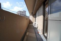 陽当たりの良いバルコニーです。天気のいい日にはお布団もまとめて干せそうですね＾＾