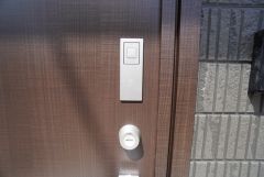 かざすだけで開閉できる、タッチキー採用の玄関。お買い物帰りで、両手がふさがってきても簡単に中に入れます＾＾