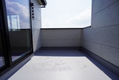 幅広のインナーバルコニーは多少の雨でも洗濯物を守ってくれ、家事を助けてくれること間違いなし。眩しすぎる日差しも和らげます。