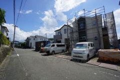 前面道路は北東側、約6ｍの公道に面しています。