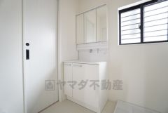 三面鏡裏収納付き洗面化粧台です＾＾ 歯磨きセットやスキンケア用品などの収納に便利ですね。ランドリースペース上部には窓も付いており換気に便利です＾＾