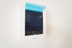 防犯はもちろん、セールスマン対策にもなるモニター付きインターホンです。 来訪者の顔が見えるので安心ですね＾＾