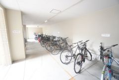 屋根付き駐輪場なので、雨の日も自転車を安心して保管できます。通勤・通学に自転車を使う方にも便利です＾＾