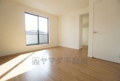 主寝室としてお使いいただけそうなこちらのお部屋は、日当たりが良く、爽やかな風を感じて起きる朝は、快適生活の始まりに。