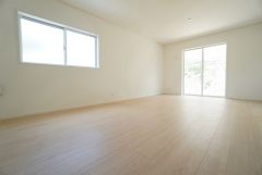 大きな窓のあるリビングは、陽光あふれる明るい空間です。居心地良く、ご家族皆がゆったり寛げる憩いの空間となりそうです。