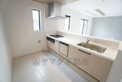 対面式キッチンなのでリビングにいるご家族とコミュニケーションを取りながら洗い物や、お料理が楽しめそうですね＾＾