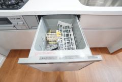 炊事時間を大幅に短縮できる食器洗浄乾燥機付き＾＾食器を洗う手間が減るので家族とのコミュニケーションの時間や自分の時間が増えますね。
