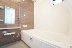 1日の疲れを癒すくつろぎのバスルーム。足を伸ばしてもゆったりと入れるサイズです。お子様と一緒にお風呂に入っても狭くないですね＾＾