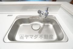 大きなお鍋も楽々洗える幅の広いシンクです＾＾ステンレスシンクなので簡単にお掃除できますよ。洗剤やスポンジもすっきりできる収納付き。