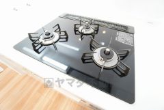 3種類の料理が同時に調理できる、3口ガスコンロ。忙しい夕食の支度時間が短縮できて効率よくお料理が楽しめます。