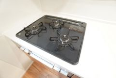 複数の調理を一度に行うことができる3口コンロ。効率よくお料理が出来ます。毎日のお料理も楽しくなりますね＾＾