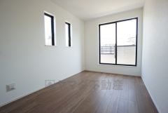 バルコニーに面した約6帖の洋室。
