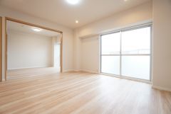 大きな掃き出し窓のあるリビングは、陽光あふれる明るい空間です。ゆったりと寛げる憩いの場となりそうです。 