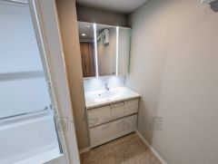 三面鏡裏収納付き洗面化粧台です＾＾ 歯磨きセットやスキンケア用品などの収納に便利ですね。 生活感も隠すことができ、来客時にも安心です。