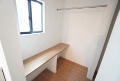 散らかりがちなバスタオルや清掃用品を置き浴室収納として、調理家電やまとめ買いした食品のストックを収納するパントリーとして、自由にご利用いただけます。