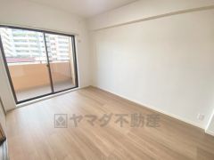 バルコニーに面した約6帖の洋室。