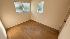 2面採光を確保した明るい室内は、風通しも良く、大変居心地の良い空間となっております。日当たりがよく、子供部屋としての利用もおすすめ。