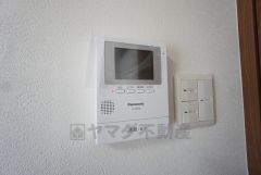 防犯はもちろん、セールスマン対策にもなるモニター付きインターホンです。 来訪者の顔が見えるので安心ですね＾＾ 