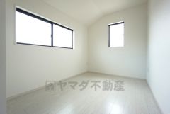 2面採光で明るい洋室。