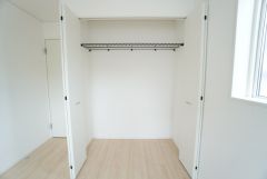 収納量たっぷりのクローゼット付き。ハンガーパイプ付で散らかりがちな洋服類もきれいに整理できます。使用頻度が少ないものは枕棚の上に、足元には3段ボックスを置いて、フル活用できるクローゼットです。