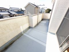 南向きで陽当たりの良いバルコニーです。お洗濯やお布団干しはもちろん、日光浴スペースにも＾＾