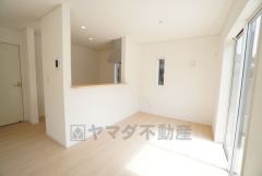 窓から光が差し込む明るいダイニングです＾＾