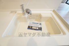 大きなお鍋も楽々洗える幅の広いシンクです＾＾ステンレスシンクなので簡単にお掃除できますよ。洗剤やスポンジもすっきりできる収納付き。