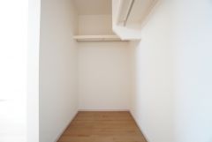 寝室にはハンガーパイプ付きのウォークインクローゼットが設けられています。たっぷり収納できるので衣替えの心配もいりませんね＾＾