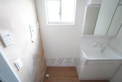 ランドリースペース上部には窓も付いており換気に便利です＾＾