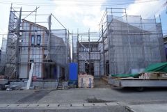 左1号棟。右2号棟。車による騒音や通行人の視線なども気にならない、静かな環境です＾＾ 鳥栖北小学校まで徒歩約5分＾＾