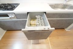 炊事時間を大幅に短縮できる食器洗浄乾燥機付き＾＾食器を洗う手間が減るので家族とのコミュニケーションの時間や自分の時間が増えますね。