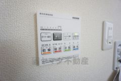 浴室暖房乾燥機には、暖房、乾燥、涼風、換気の4つの機能が付いています。タイマー付きです。換気・雨の日の洗濯も安心です＾＾