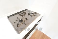 3種類の料理が同時に調理できる、3口ガスコンロ。忙しい夕食の支度時間が短縮できて効率よくお料理が楽しめます。