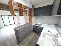 対面式キッチンなのでリビングにいるご家族とコミュニケーションを取りながら洗い物や、お料理が楽しめそうですね＾＾