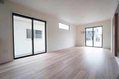 大きな掃き出し窓のあるリビングは、陽光あふれる明るい空間です。ゆったりと寛げる憩いの場となりそうです。