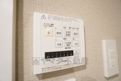 浴室暖房乾燥機には、暖房、乾燥、涼風、換気の4つの機能が付いています。タイマー付きです。換気・雨の日の洗濯も安心です＾＾