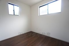 暖かい日差しが差し込む洋室。たっぷり収納できるクローゼット付きでお部屋の中をすっきりと快適に保てます。