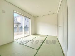 6帖和室。リビング隣には、ホッとできる和室を用意。客間としてはもちろん、お子様のお昼寝スペースや書斎としても活躍してくれそうです＾＾