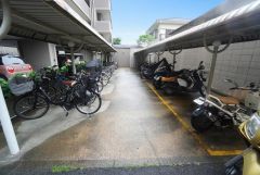駐輪場。 アプローチからの動線が良く、毎日の自転車の出し入れもスムーズに行えます＾＾日々の通勤・通学を快適にサポート。 