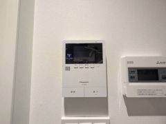 防犯はもちろん、セールスマン対策にもなるモニター付きインターホンです。お子さん1人での留守番時にも活躍しそうです。