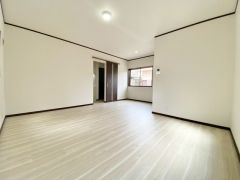 リビング別角度。家具を選ばないナチュラルなフローリングとシンプルなクロスです＾＾