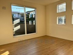 主寝室としてお使いいただけそうなこちらのお部屋は、日当たりが良く、爽やかな風を感じて起きる朝は、快適生活の始まりに。