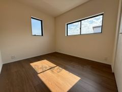 5.5帖洋室。2面採光を確保した明るい室内は、風通しも良く、大変居心地の良い空間となっております。日当たりがよく、子供部屋としての利用もおすすめ。